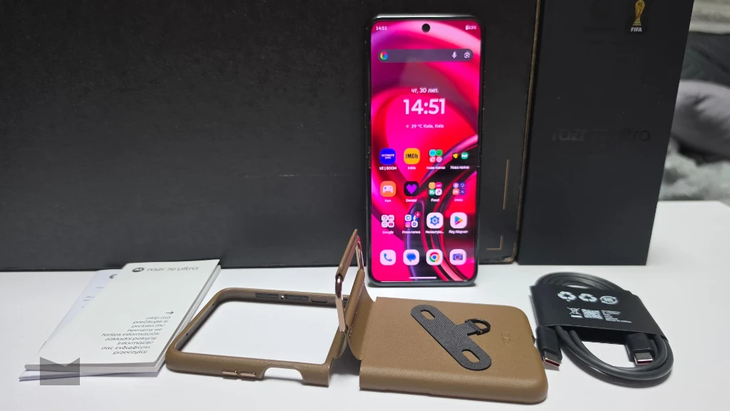 Огляд Motorola Razr 70 Ultra: комплектація Огляд Motorola Razr 70 Ultra: комплектація
