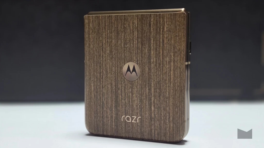 Огляд Motorola Razr 70 Ultra: дизайн та ергономічність Огляд Motorola Razr 70 Ultra: дизайн та ергономічність