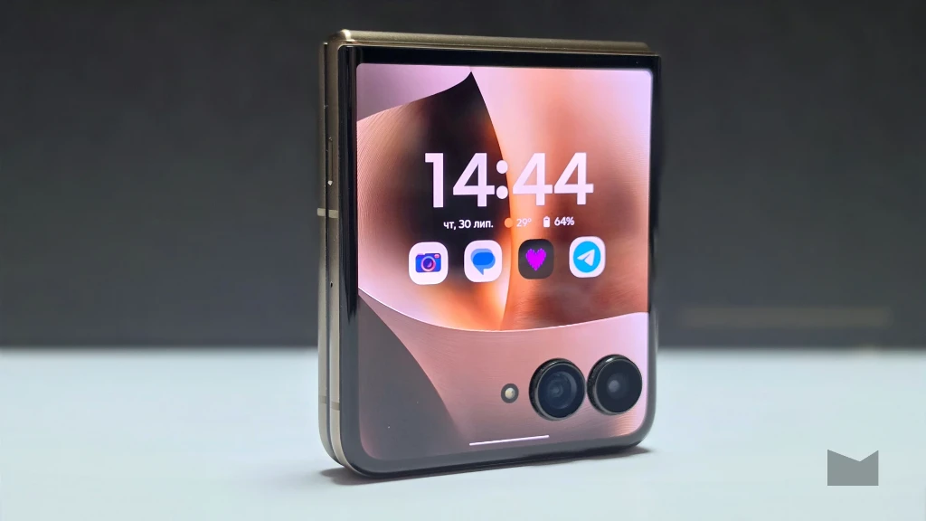 Огляд Motorola Razr 70 Ultra: дизайн та ергономічність Огляд Motorola Razr 70 Ultra: дизайн та ергономічність