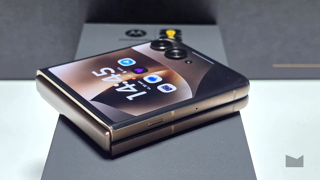 Огляд Motorola Razr 70 Ultra: дизайн та ергономічність Огляд Motorola Razr 70 Ultra: дизайн та ергономічність