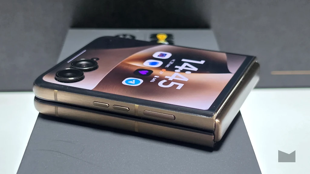 Огляд Motorola Razr 70 Ultra: дизайн та ергономічність Огляд Motorola Razr 70 Ultra: дизайн та ергономічність