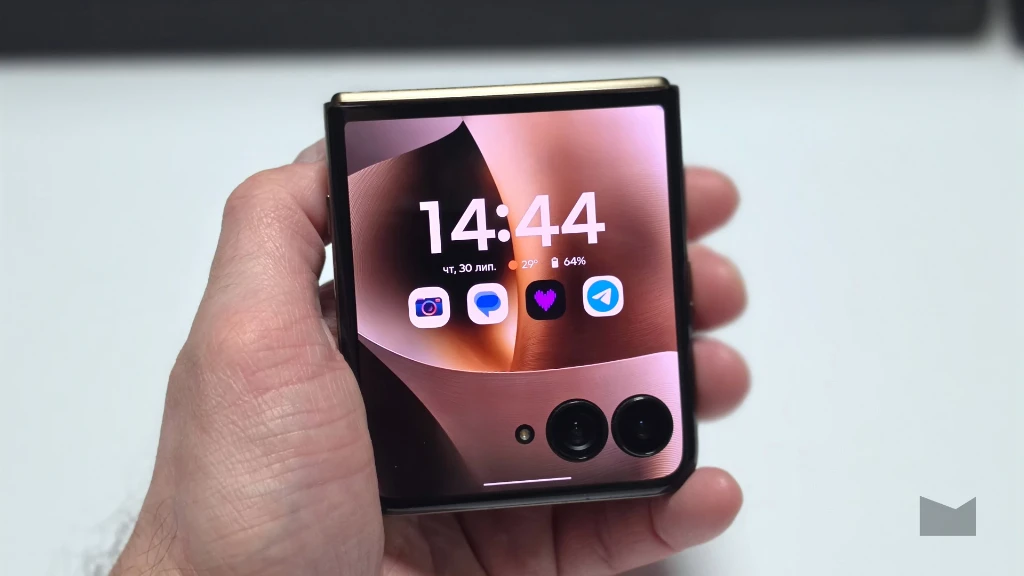 Огляд Motorola Razr 70 Ultra: дисплеї Огляд Motorola Razr 70 Ultra: дисплеї