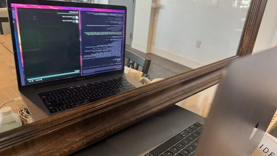 Розробник змусив старий MacBook дивитися на себе в дзеркало, щоб ШІ міг перевіряти зміни в драйвері AMD. Як це працює?