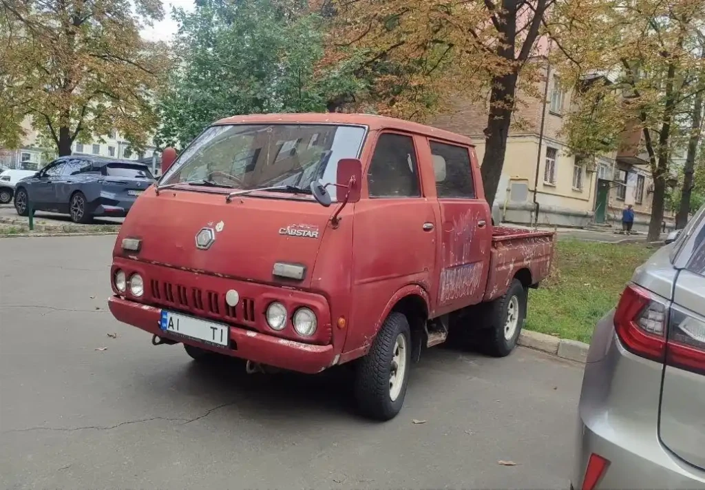 В Киеве замечен раритетный Nissan Cabstar 1980 года